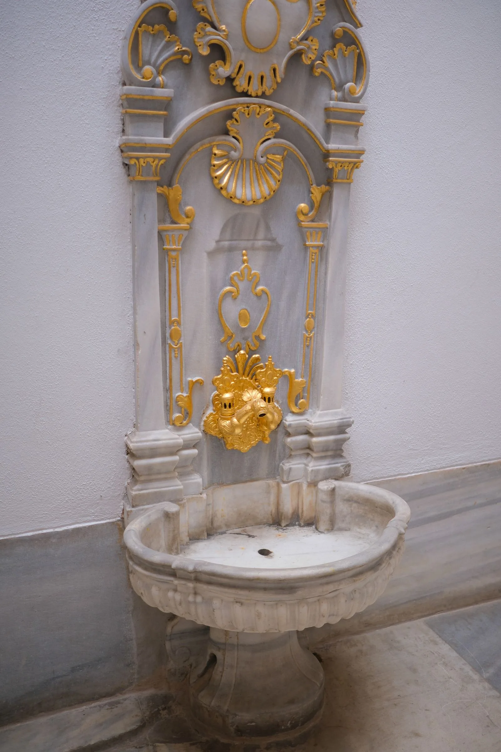 Altın işlemeli mermer hamam çeşmesi